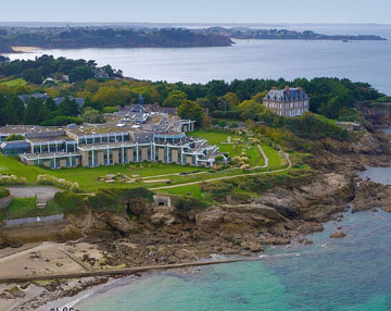 EMERIA Dinard Hôtel Thalasso & Spa CHOISIT LES LUMINAIRES BROSSIER SADERNE POUR LA RENOVATION DE SES CHAMBRES